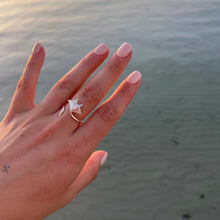 Load image into Gallery viewer, Abalone (Paua Shell) Manta Ray Ring