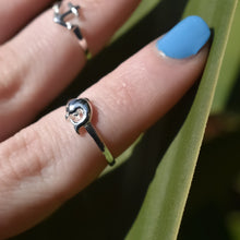 Load image into Gallery viewer, Dolphin Toe Ring - Midi Ring
